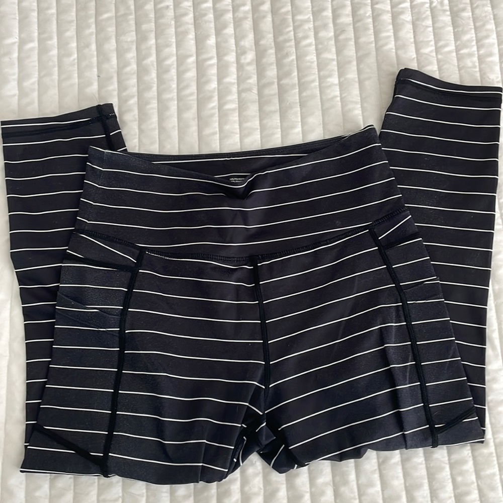 ZYIA light n tight capri leggings